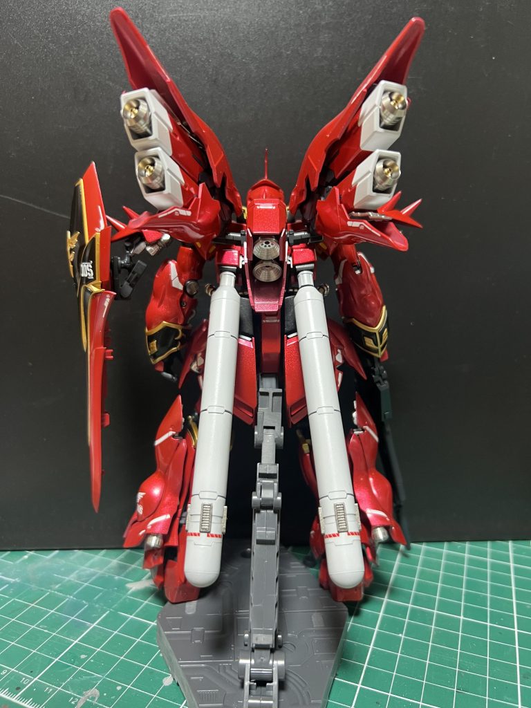 バックパックの左右のスラスターはプラモプラスさんのキットを使用しました中央スラスターはハイキューパーツです