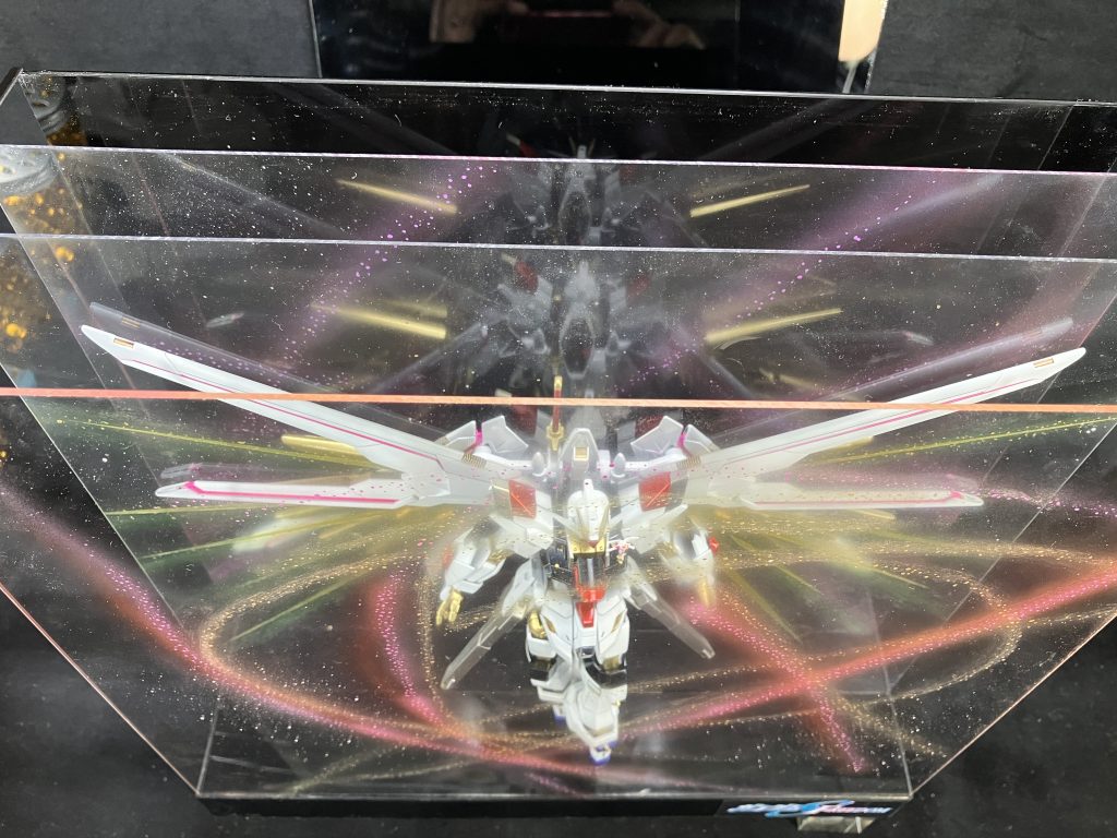 このようにアクリル板とアクリル板の間に配置して浮かせています。