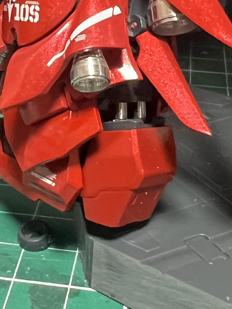 アキレス腱のシリンダー部分もメタルパーツでリアリティを出してみました