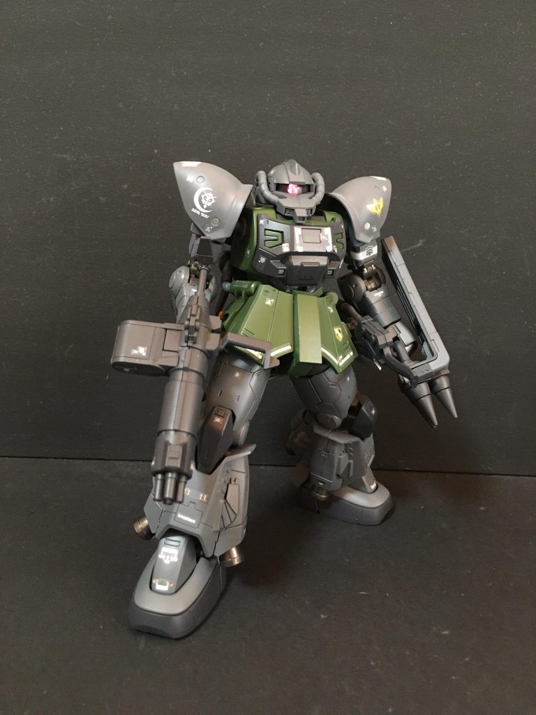 両肩はゲルググを意識してスパイク肩ではなくZ版を使用しています。代わりに突撃隊ということでスパイクシールを保持させています。