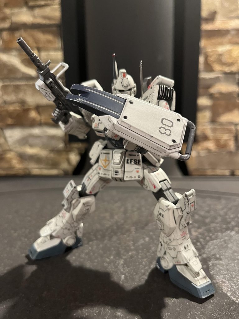 続いてシールドを構えてポージング!