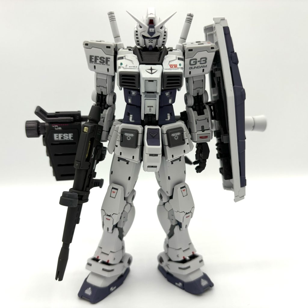 今回、アムロガンダムとは別設定で『もうひとつのガンダム』を作成しました。なので、デカール等はホワイトベース所属ではなくジオン敗戦後の世界でジオン残党を殲滅する部隊『黒の十字架』所属のG3ガンダムという設定です。