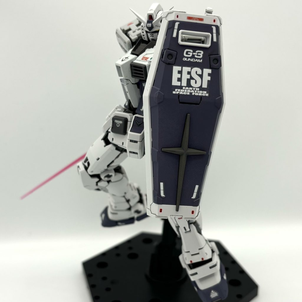 ジオン敗戦後の世界でジオン残党を殲滅する部隊『黒の十字架』に所属する連邦のエースパイロット ノエル・キャンベル少尉はG3ガンダムを駆り、ジオンの残党狩りをしている。死の象徴黒の十字架を見たものは皆死んでゆく。ジオン残党から白い死神と恐れられていた。