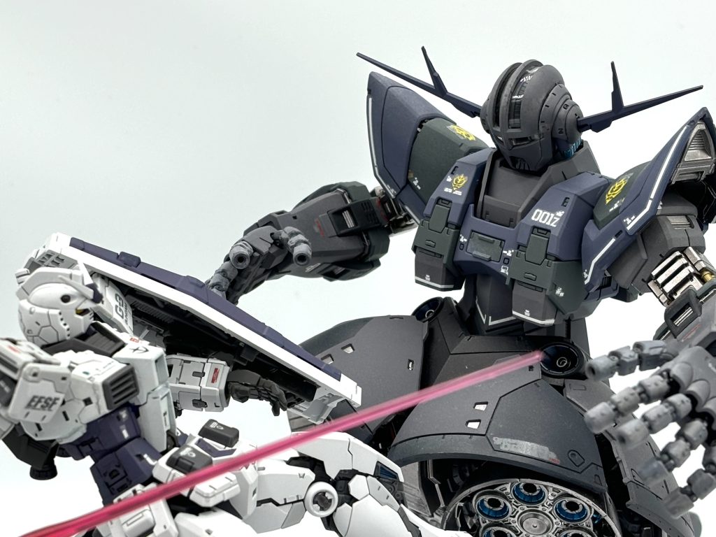 シールドでカウンターに備えるノエル。体制を整えるショーン。