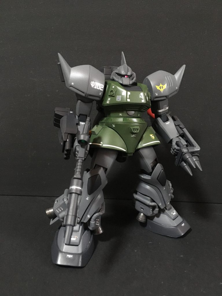 頭部にトサカをつけてキシリア部隊機としつつ、両足はガレージキットパーツを使用して高機動型改バージョンにしています。頭部と両肩はゲルルグマリーネ用に変更しつつ、胴体にもマリーネっぽいバーニアーパーツをいくつか取り付けています。