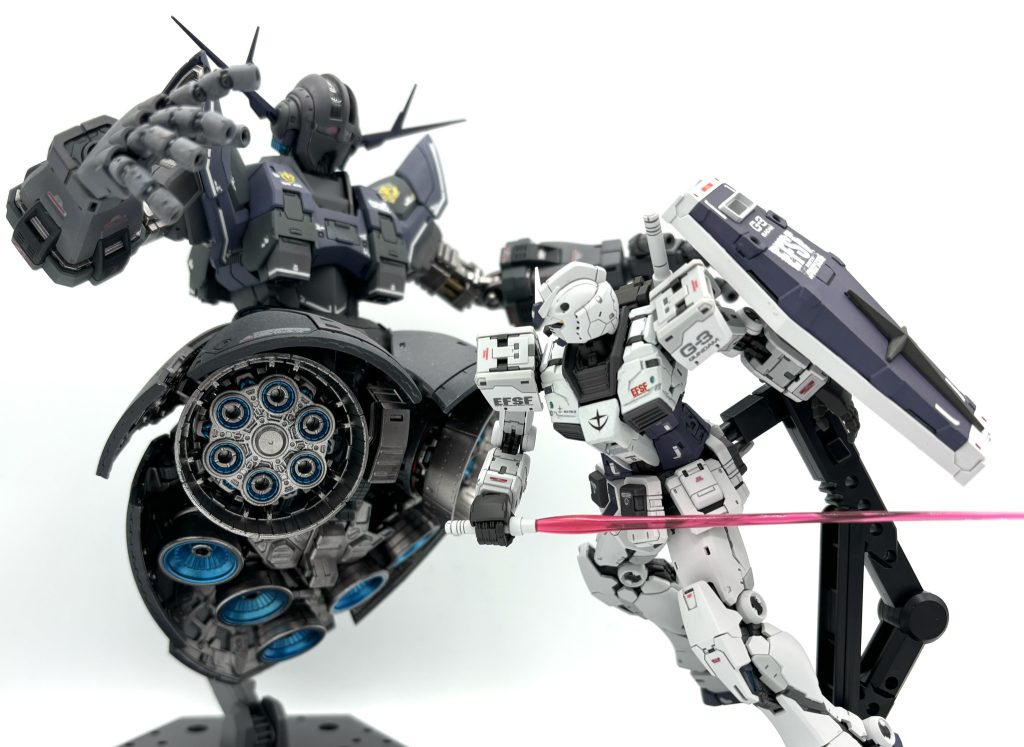 相対峙する二人。亡霊と死神との戦いが始まる。ジオングへと斬り込むノエル。