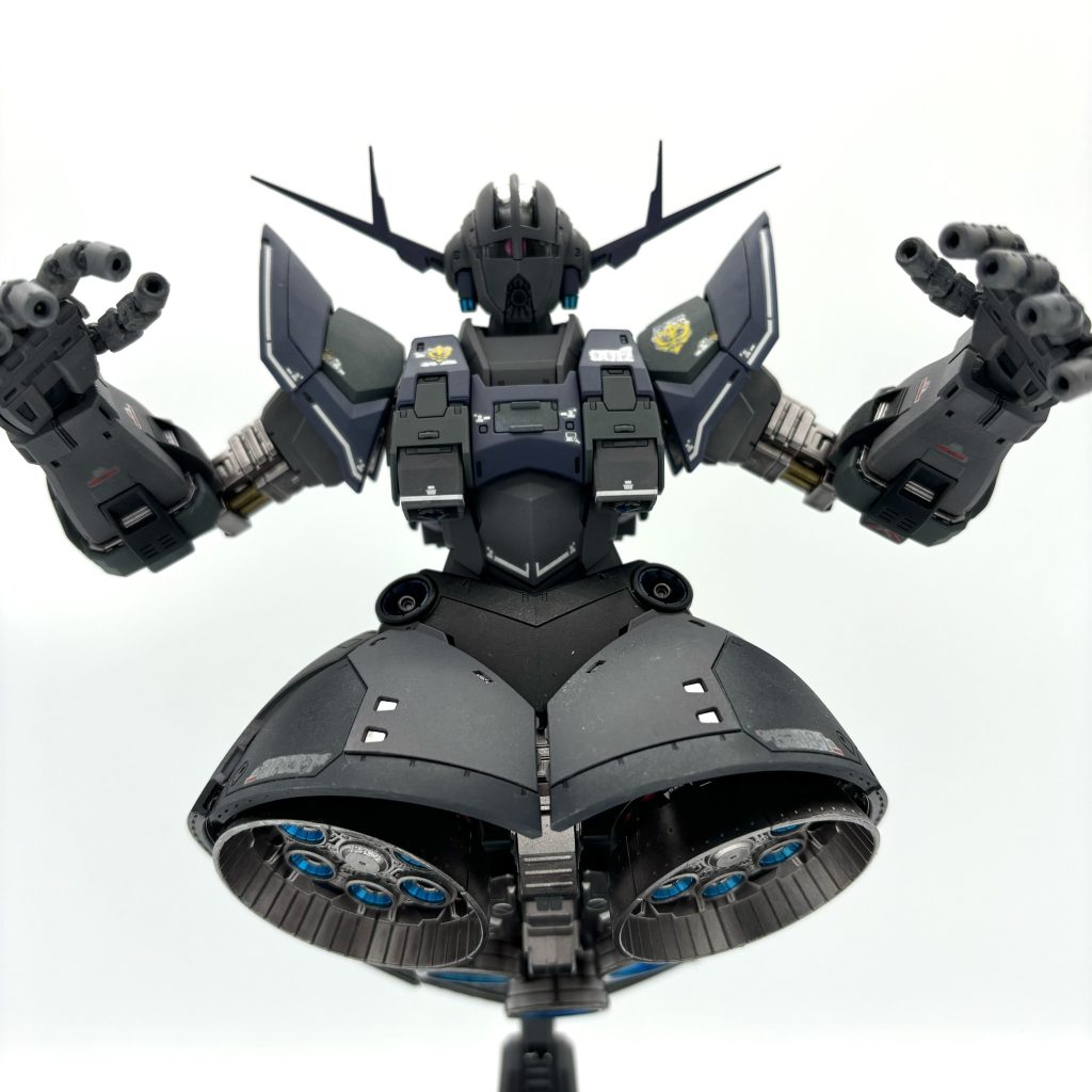 一方、ア・バオア・クーの戦い以後、連邦に接収されていたジオングを連邦が移送中、ジオンの残党部隊『ジオンの夜明け』により奪取される。そしてジオンの夜明け所属のショーン・テラー大尉はジオングを駆り、連邦へ復讐戦を開始する。その風貌からジオンの亡霊と恐れられる。