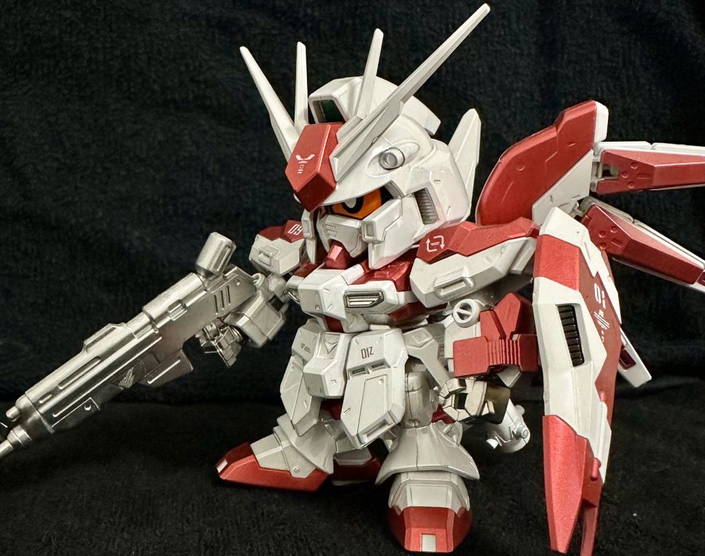 斜めショット。武器や拳や胸のシルバーの部分はミラークローム塗装。メタルホワイトの部分はそのまま使わせていただきました。