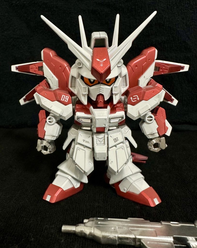 正面ショット。元々ブルーカラーの部分を白サフとメタルレッドで塗装してみました。 