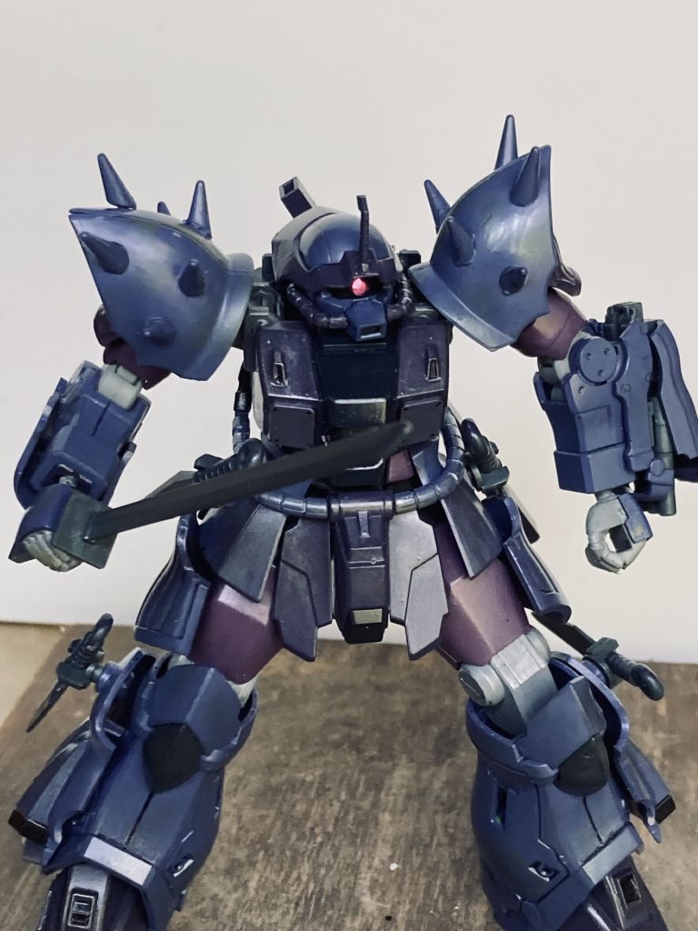 そもそもイフリートナハトって機体色が暗い目ですので、日中に白を背景に撮影してみました。