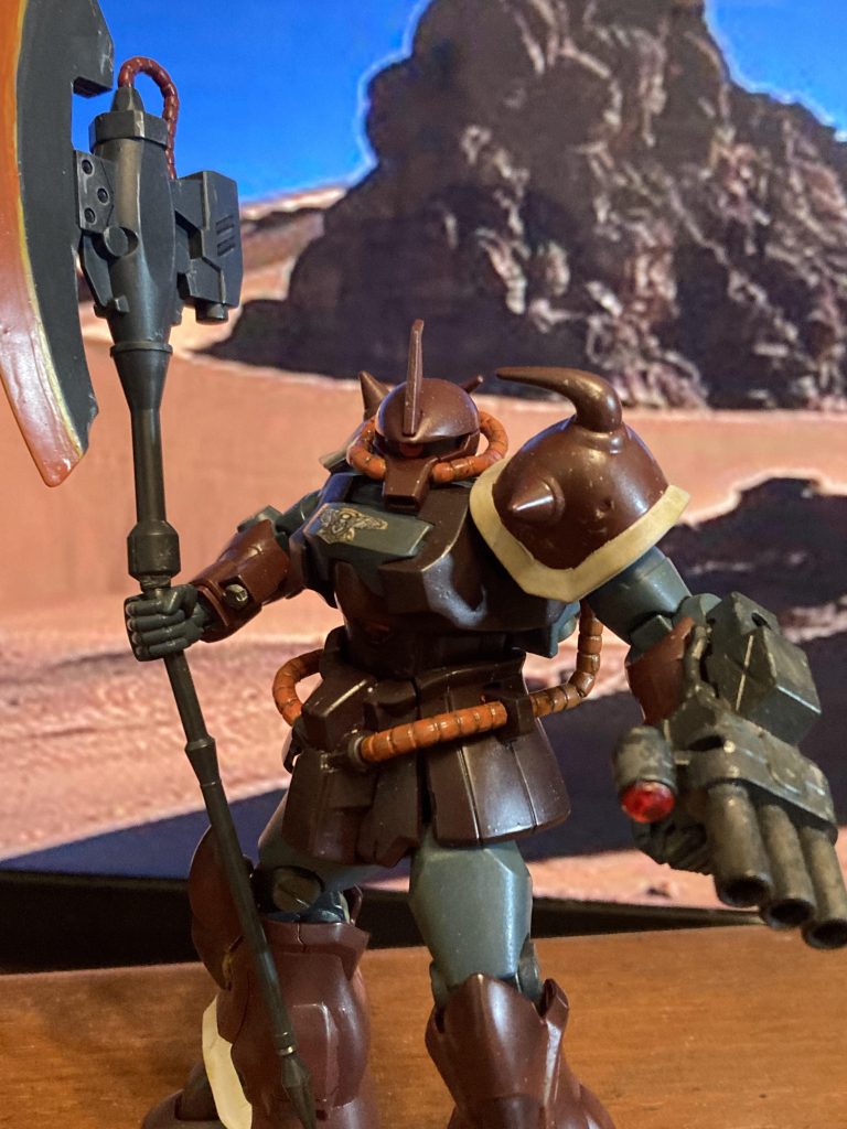 イフリートのダグシュナイド機を見ていて、無性にグフカスタムを塗り替えたい衝動にかられてしまいまして‥。大型ヒートホークは06Rオルテガさんのを借りてます^_^ 胸のマルコシアス隊エンブレムはコピー機で作成したものです。やはり、カットがカクカクしてますね‥😭