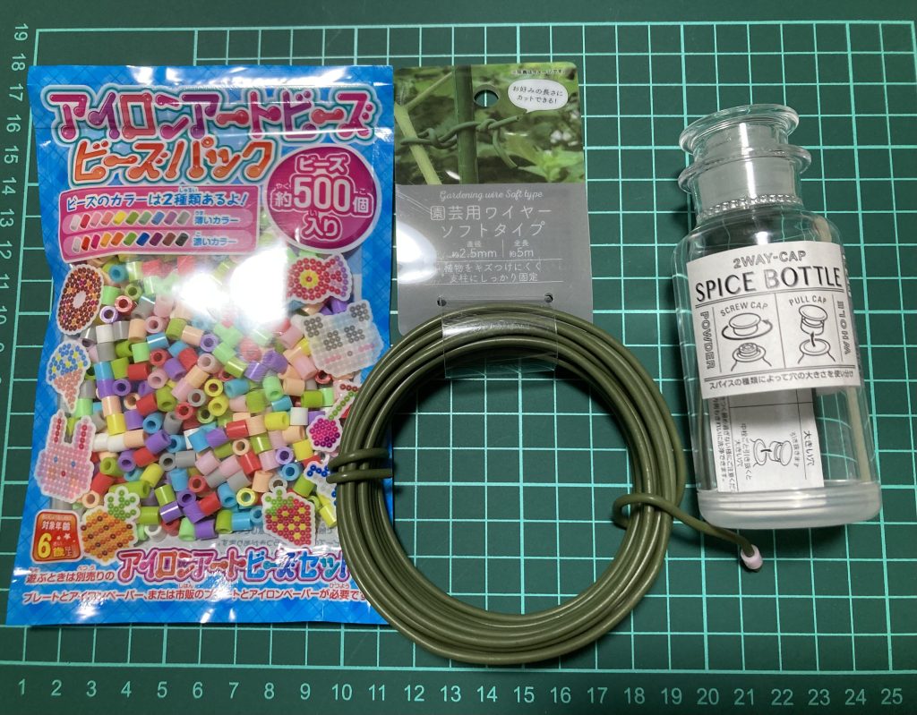 スパイスボトル、園芸用ワイヤー、アイロンビーズは全て100均で購入しています