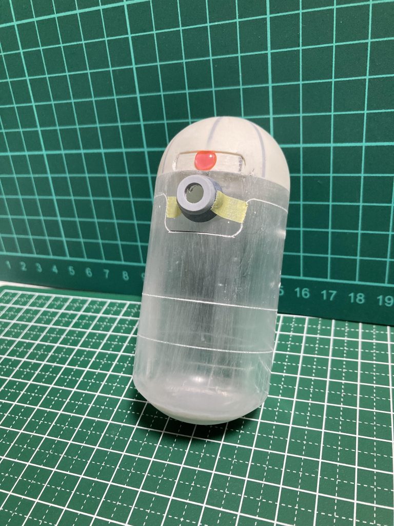 パテで形状を整えた状態。筋彫りも行っています。