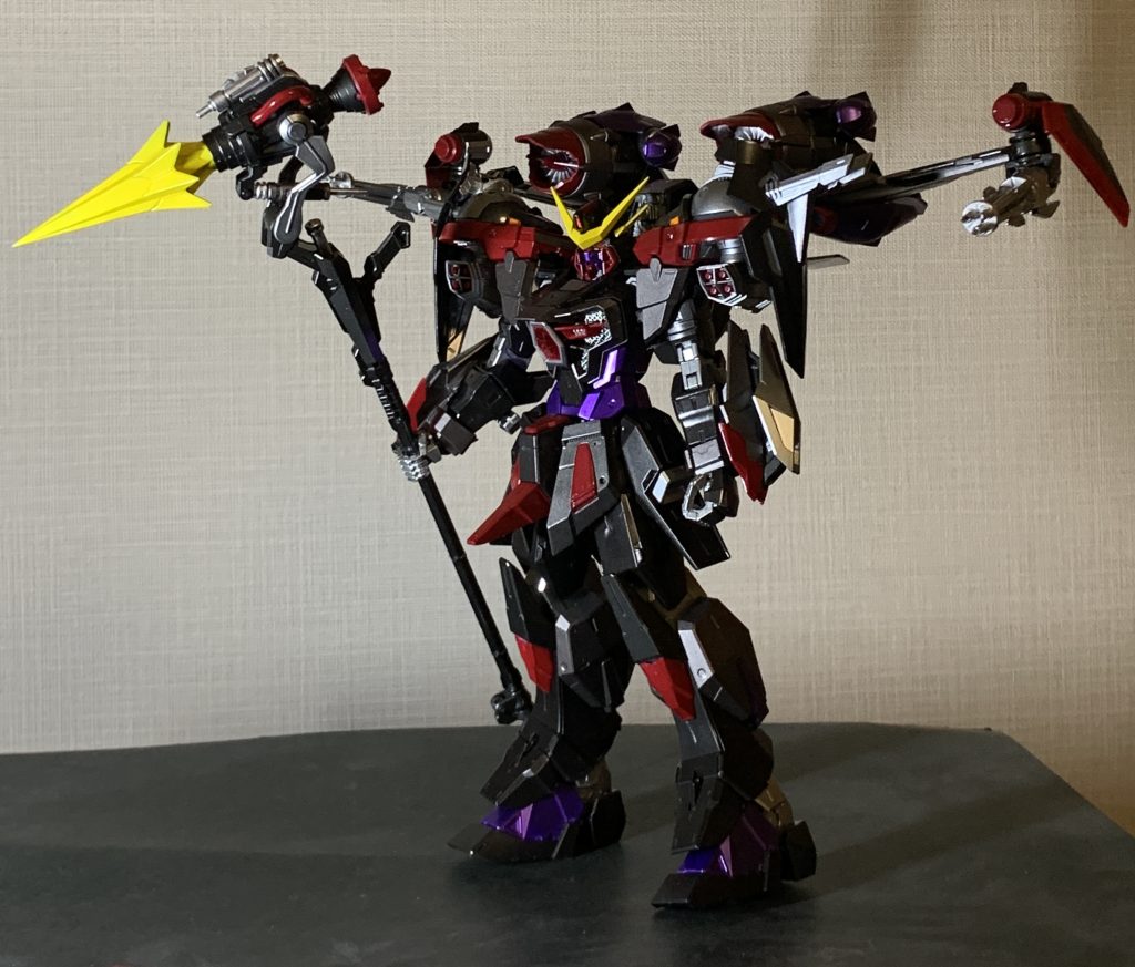 ブリッツガンダムを意識したカラーリングで赤のみワインレッドのような色にしました。今までのレイダー、フォビドゥンに比べてポロリが多く装備も偏りがすごくて動かしにくいです。