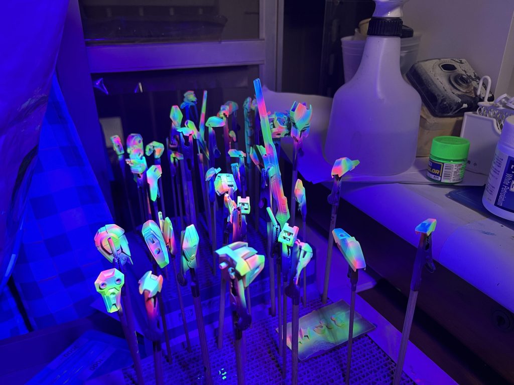 ブラックライトをあてると虹色に。