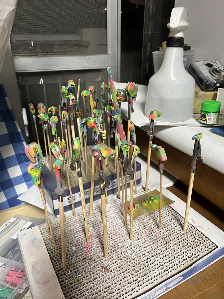 蛍光下地をグラデーション塗装完了した写真、アメリカのグミみたいでした。