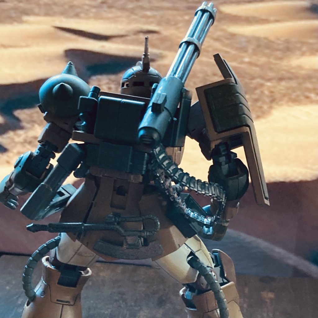 バックパックはザクハーフキャノンのものを使用しています。ビッグガンは市販品を流用です。少し正規品よりは小さいですね。