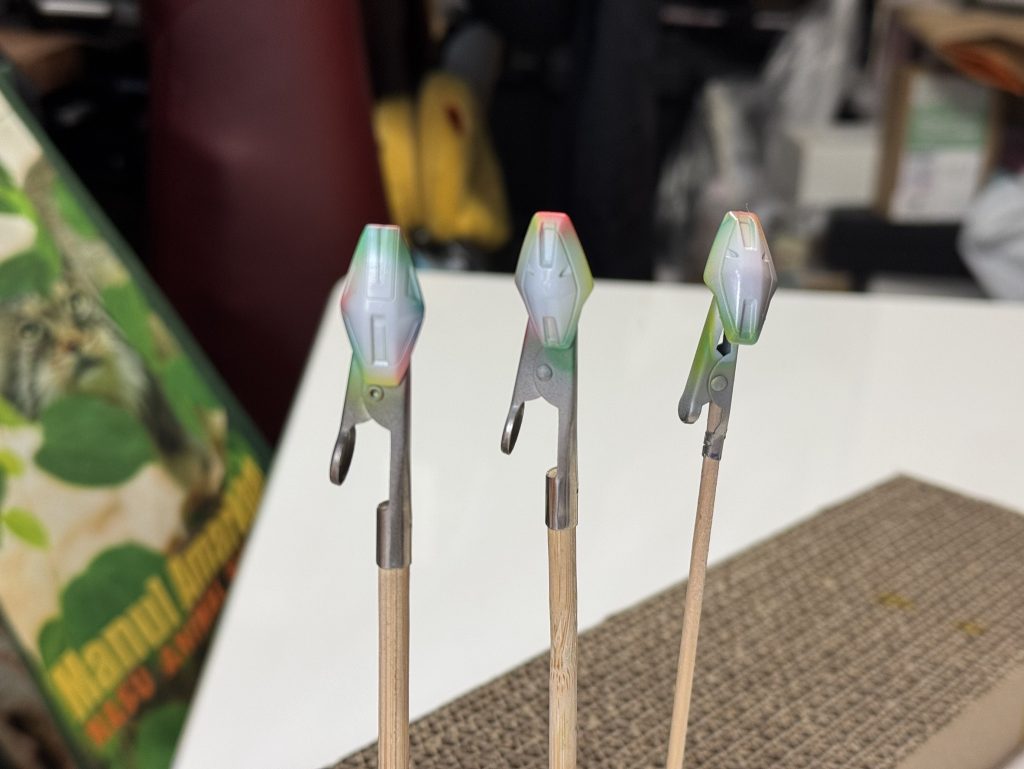 その後白と光沢クリア、蛍光クリアを混ぜた物でエッジを残すようにグラデーション塗装。