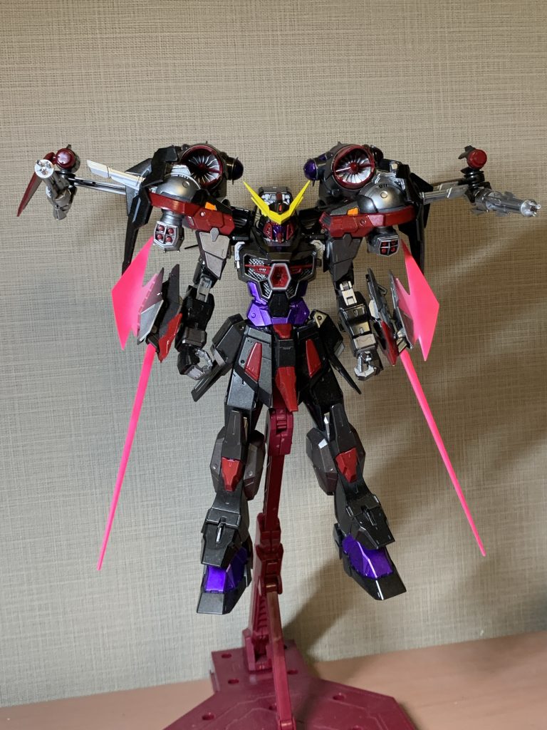 かっこいいサーベルがついてます。グラデーション塗装でブラックライトで光ります。