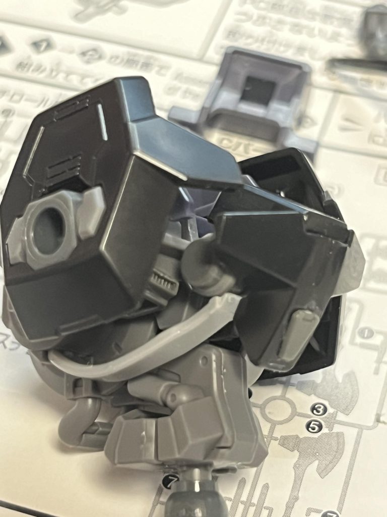 胸がすっからかんだったので、部品を入れて密度を高めてます。