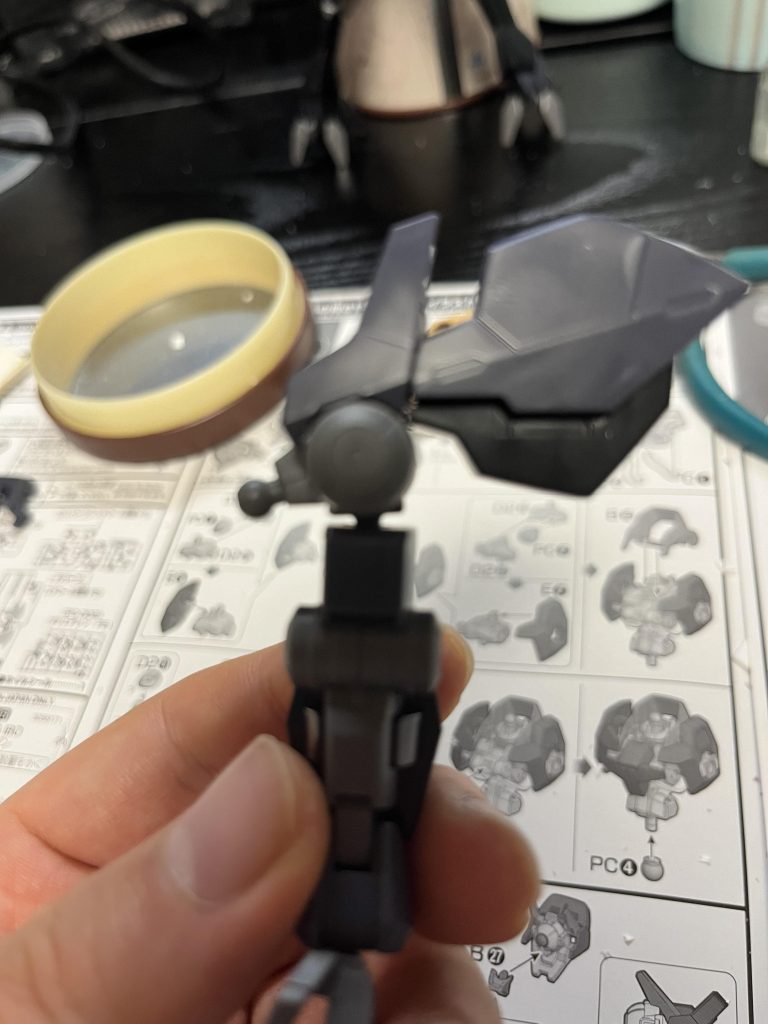 肩と腕の隙間がどうしても埋まらなかったので、プラ板で穴埋めをしています。