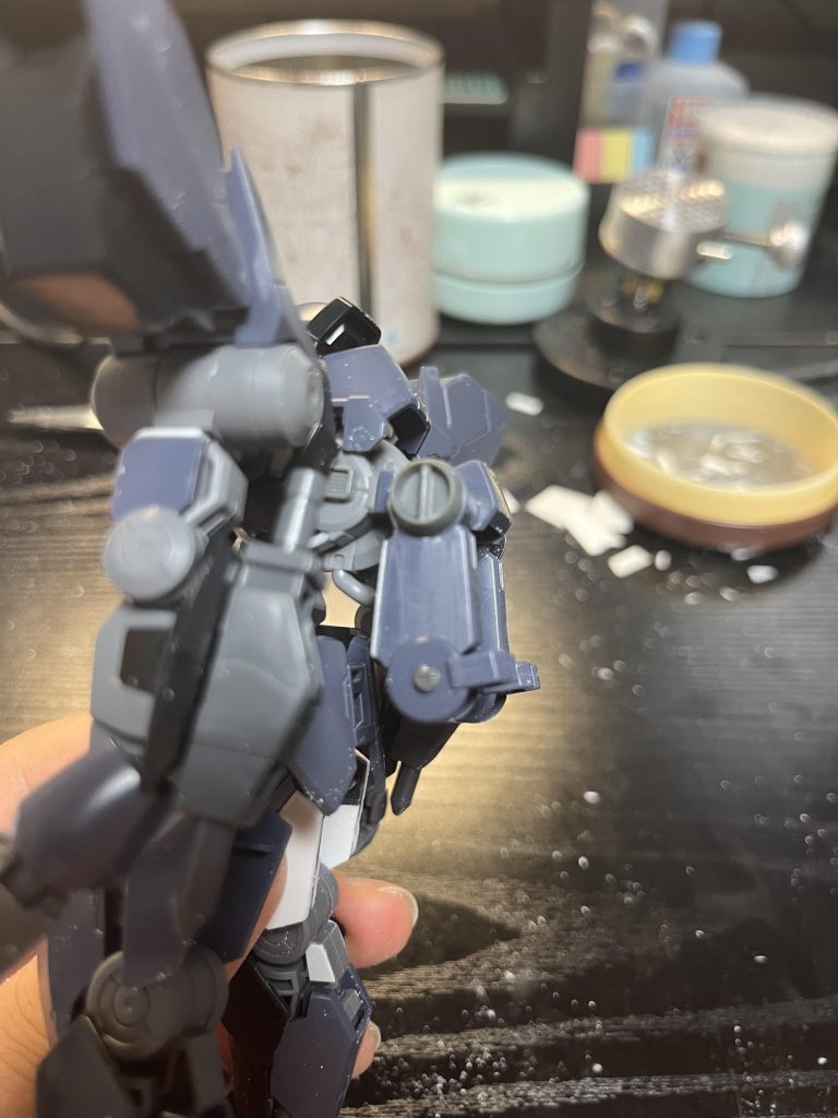 バックパックをディテールアップしてます。足の部分も肉抜きが多かったので、穴埋めをしてます。