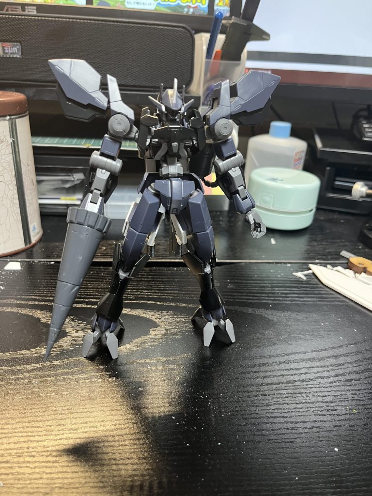 頭にツノを増設縦に長かったので、横幅を付けたかったので太もも部分をプラ板を貼って幅増ししています。