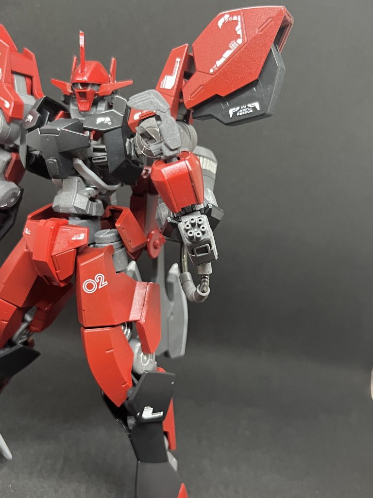  元のままだと動きながら使える武器がないので、両手にパイルバンカーから、片方をガトリングに置き換えてます。 