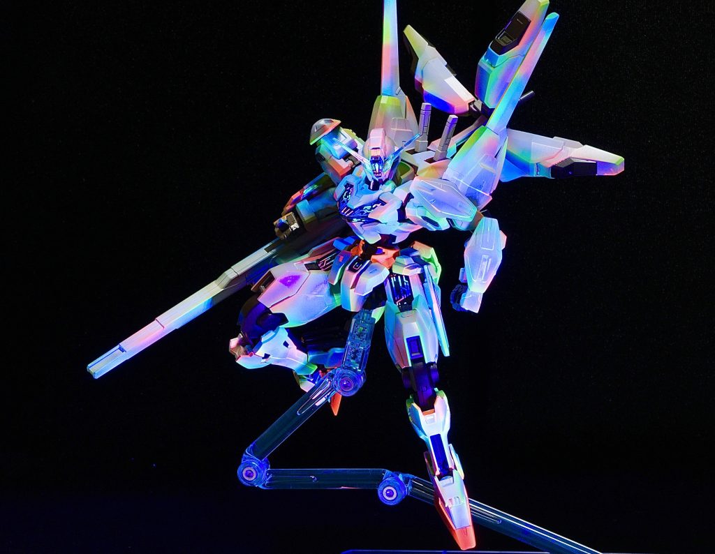 蛍光塗料赤、青、緑、黄の4色を下地でグラデーション塗装をした後に白・蛍光クリア・クリアを混ぜた白でエッジを残すようにグラデーション塗装しております。