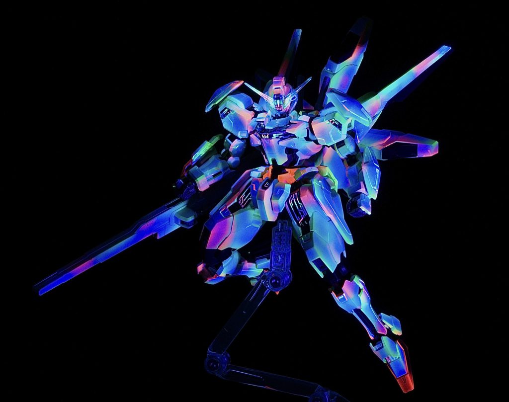 クリア外装のエッジに蛍光塗料で輪郭を書く作例を見て「グラデーション塗装で塗ればいい感じになるのでは？」と思いやってみました。グラデーション塗装をしている時、蛍光墨入れをしている時に心が折れそうになりました笑