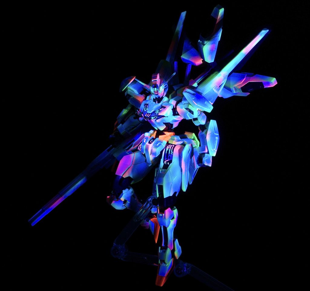 ブラックライトを当てると光ります。