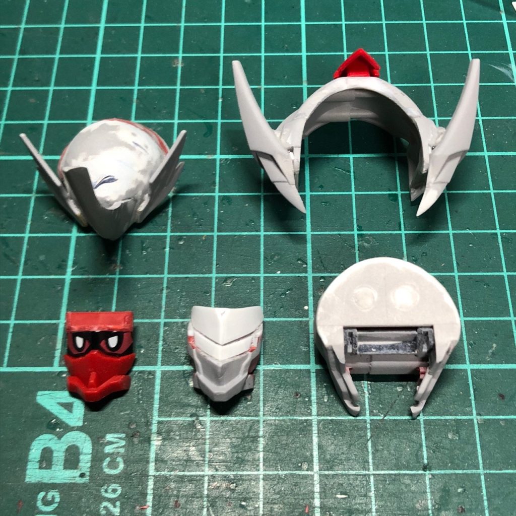 制作当初は、ガンダムマスクと交換式にすることも検討していました。