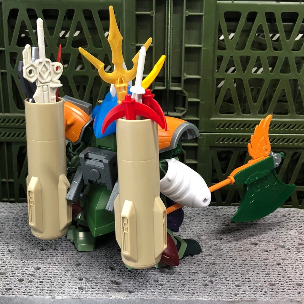 BB戦士クシャトリヤをベースに、甲冑を盛りながらケンプファーっぽくしました。バウのフロントアーマーを左右逆に取り付けているのがポイントです。