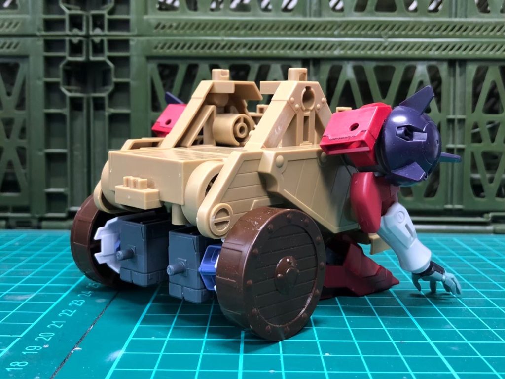 SDガンダム三国伝の攻城兵器（ザメルの戦車みたいなもの）をベースに、手足を付けてザメルとして作りました。