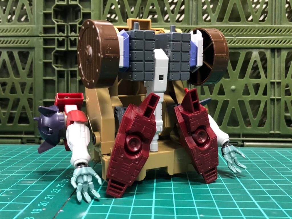 ボールデンアームアームズなどのキットを使って隙間を埋め、脚部フレームなどを作っています。