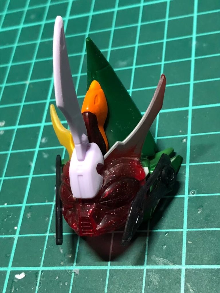 千力頑駄無のお面を中心に、SDプラモのパーツでザンネックっぽい頭部を形成しています。