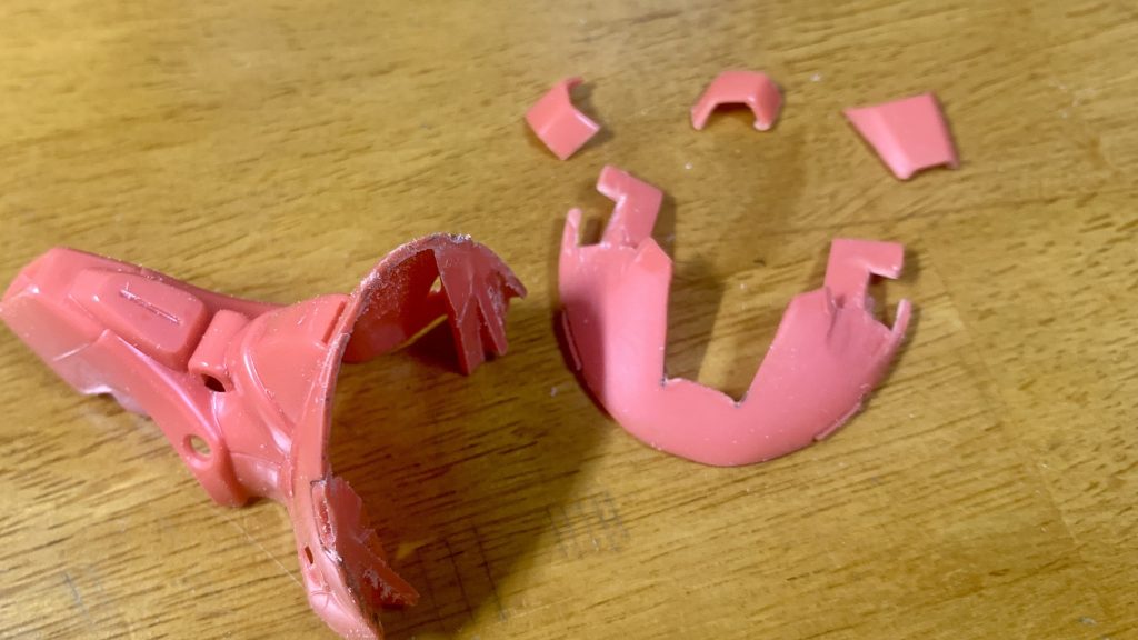 胴体は極めてシンプルな前後モナカの2パーツ構成。もちろん穴が空いてるとかディテールで段差がついてるなんて、そんなオサレな要素は皆無です。そのため、一旦ノコでパーツをバラバラにし、両肩や胸のエアインテークっぽい箇所は穴を開けたり、おっぱい部分のダクトをコトブキヤのダクトに差し替えたりと、細かい改修をしました。