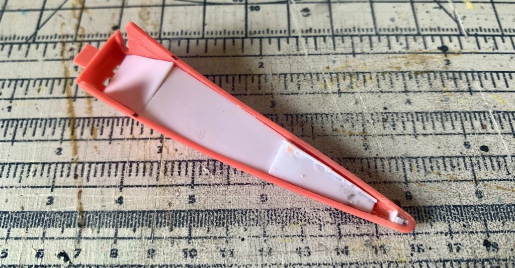 裏打ちがなくスッカスカな箇所は、プラバンやジャンクパーツ、ポリパテで埋めました。それほど見えない場所かもしれないし、そんな改修に力入れる必要はないのかもしれません。ただ、神は見ているのです。――そんなのと同じようなことをイタリアの何かえらい彫刻家が言ってたような気がしますが忘れました。