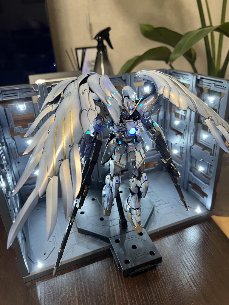 発光部分は、毎度お馴染み蛍光塗料で筆塗り🖌️