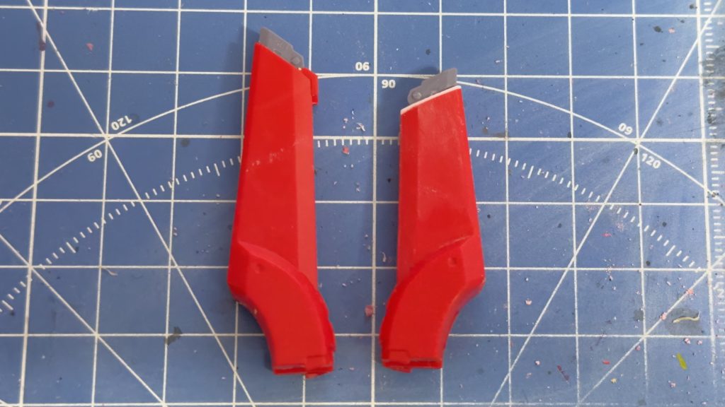 今回一番弄った部分で組み込んだ後は分かり辛くなるのですが、キットのウーンドウォート脚部は設定イラストよりかなり長く、そのためキットのままだと背中に干渉してS字立ちどころか可動そのものが著しく制限される為、設定を参考に上の写真まで切り詰めてみました。おかげで見た目は目立たないものの、可動範囲はかなり広まり立ち方姿の調整もやりやすくなりました。