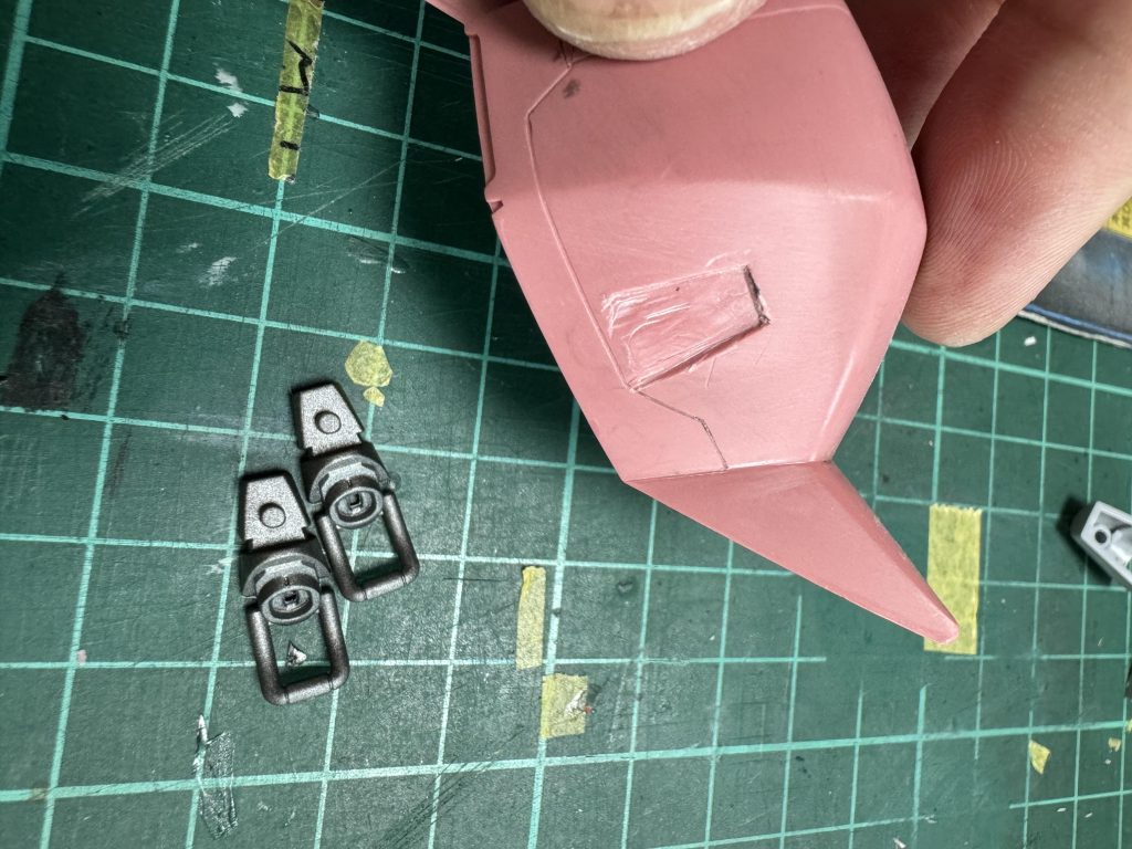 大きさに合わせて肩パーツをスピンブレードで彫り彫りしました。向こう側が透けるほど彫ってしまい一時はどうなるかと思いましたが…やり過ぎ一歩手前で踏み止まりました。