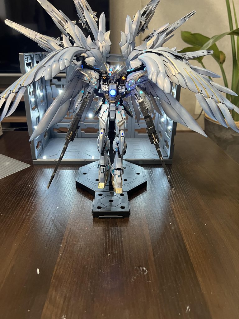 〜塗装レシピ〜フレーム:ガイアノーツ 黒サフ(部分的にシルバー入れてます。)装甲(白):黒サフ→スターブライトシルバー→クリアホワイト 羽部分はシルバーで強弱付けてからクリアホワイトでグラデーション塗装に。装甲(グレー):黒サフ→ニュートラルグレーⅠ + Ⅳ(1:2)で調色→薄くクリアホワイト装甲(金):黒サフ→スターブライトシルバー + ブライトゴールド(2:1)で調色ツインバスターライフル:MRカラー 黒鉄色(部分的にメッキシルバーとゴールド入れてます。)マシンキャノン:蛍光オレンジデカールまだ貼れてません。。。逆に貼らない方がいい???←言い聞かせてる。