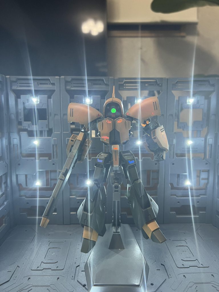 〜塗装レシピ〜フレーム:黒サフ（一部動力パイプやバーニア類は、スターブライトシルバーで塗り分けてます。）全パーツ、黒サフ下地で重ねてます。外装1（黄色部分）:黒サフ→ビビットオレンジ→マンダリンオレンジ外装2（緑色部分）:黒サフ→深緑調合（プリズムブルーブラック　＋　ビビットオレンジ）外装3:（赤色部分）:黒サフ→ブライトレッド 