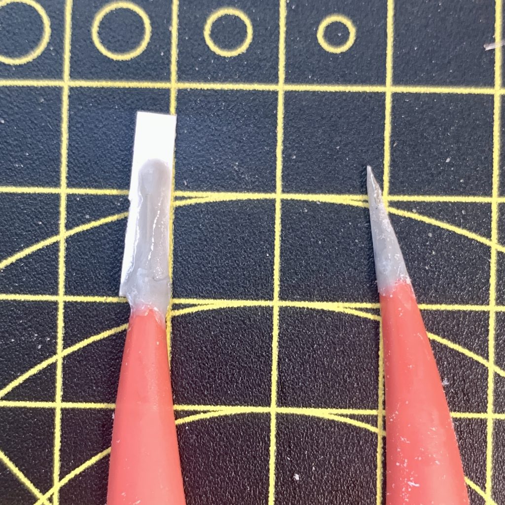肩から伸びるスタビライザーの先が、優しく丸く円系になっていたので、「そんな優しさなど私には要らぬ!」とばかりに、真鍮線で軸を作り、瞬間接着剤でコーティングして延長し、ヤスリがけしてピンピンに尖らせました。