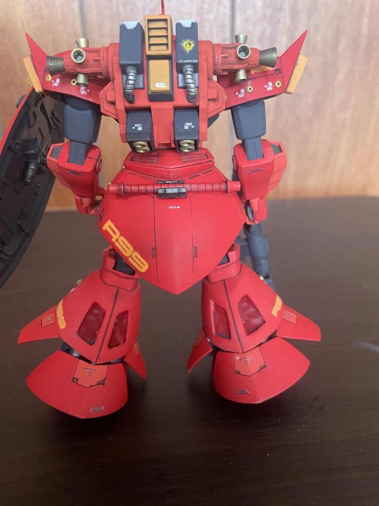 ふくらはぎ後部には排熱用にダクトを開けてメッシュを貼り付けてました。また、下部を分割しヒンジを設けて装甲が開くようにしました。サイド、リアスカート共に延長してあります。