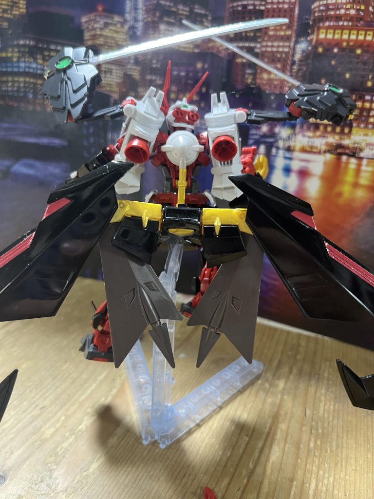 あとから考えてGNドライヴ装備させたら面白そうなのではと思いやってみました。意外とこれがまたかっこよく見えて、マガノクイタチとかが夏場に腰にまくジャージみたいに見えてなんかかっこいいと思いました。