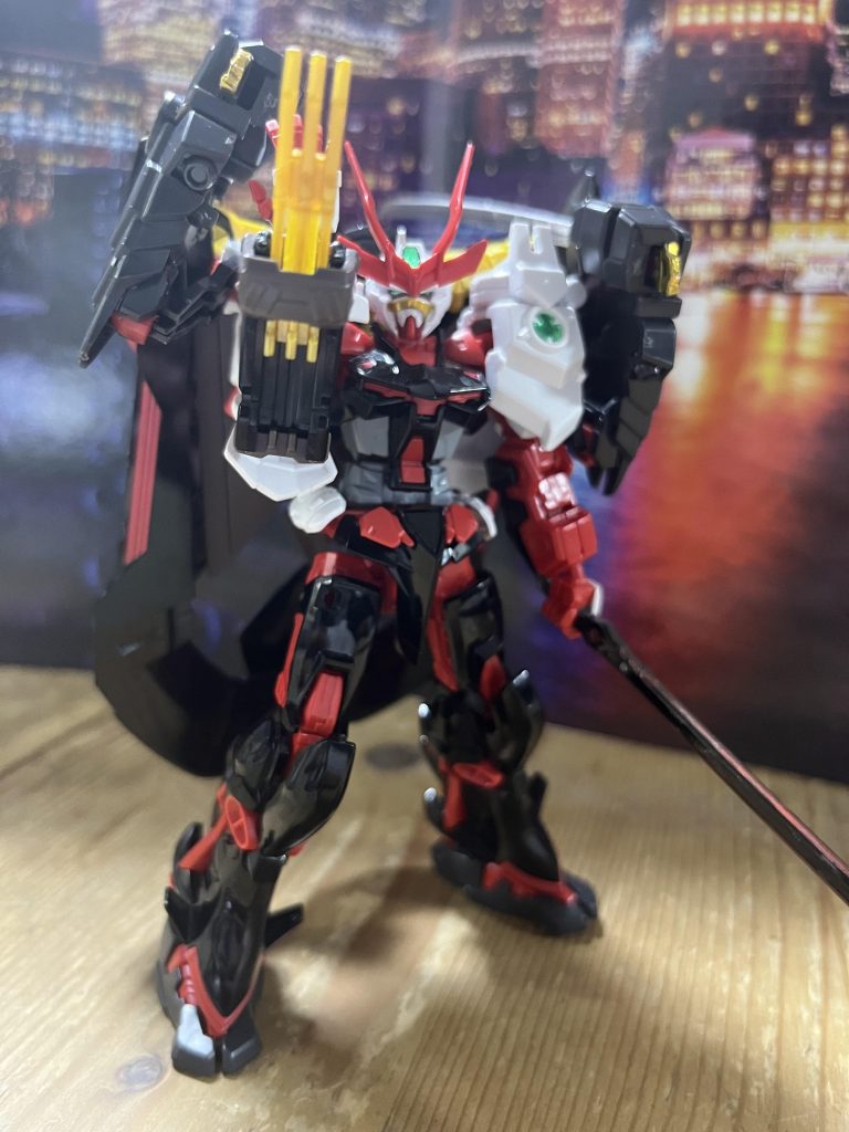 右腕に装備したツムハノタチ。なるべく接近戦特化型の機体にしたいがため強そうでかっこいいゴールドフレームから外装やら武装やらを一部残して全部装着させました。