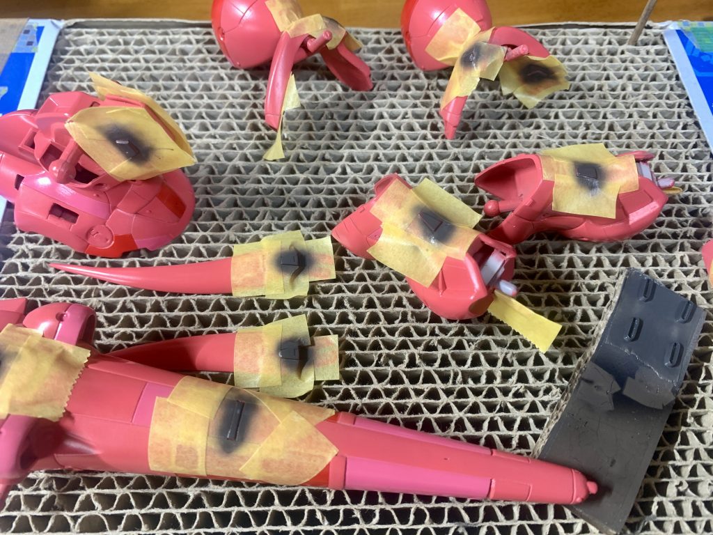 塗装はマスキングしまくりーの剥がしまくりーの。手間はかかるし苦手な作業ですけど、マステをぺりぺり剥がすときの快感は、そんな苦手意識をすっ飛ばすほど素敵。気持ちいい。こんな快感、初めて。次もまたマスキングしたい、やだもう待ってられない、すぐにマスキングしたい、はやくマスキングさせてよ、ねぇ、ねぇってば!