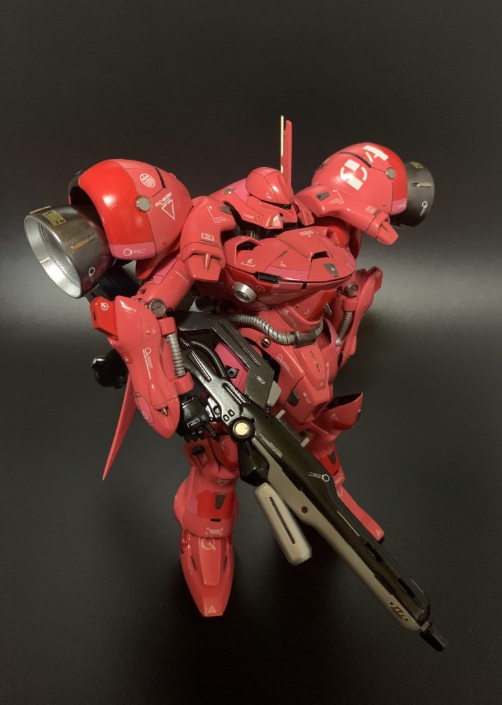 長さだけならZガンダムのハイパー・メガ・ランチャーにも引けを取らないビームマシンガン。てか、マシンガンなのに長過ぎる。絶対にスケールおかしい。30年前ってこういう時代でしたっけ? 「長いが正義」みたいな?