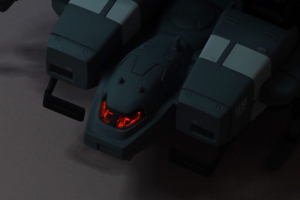 1番のこだわりポイント。キットのままだとキャノピーがシールか塗装で再現する形だったので、光らせるためにもくり抜いて、コックピットの造形もしました。クリアパーツをはるのが難しかったです。